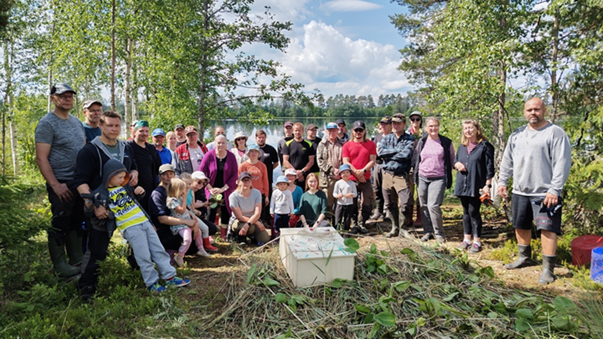 Lisko-järvelle talkoovoimin kosteikkolauttoja ryhmäkuva Inka Vesala