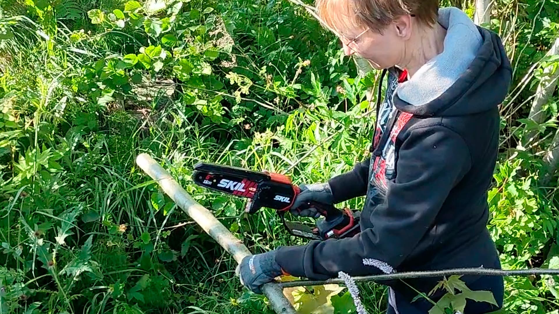 Näin raivaat kaatuneet puut helposti kevyellä sahalla