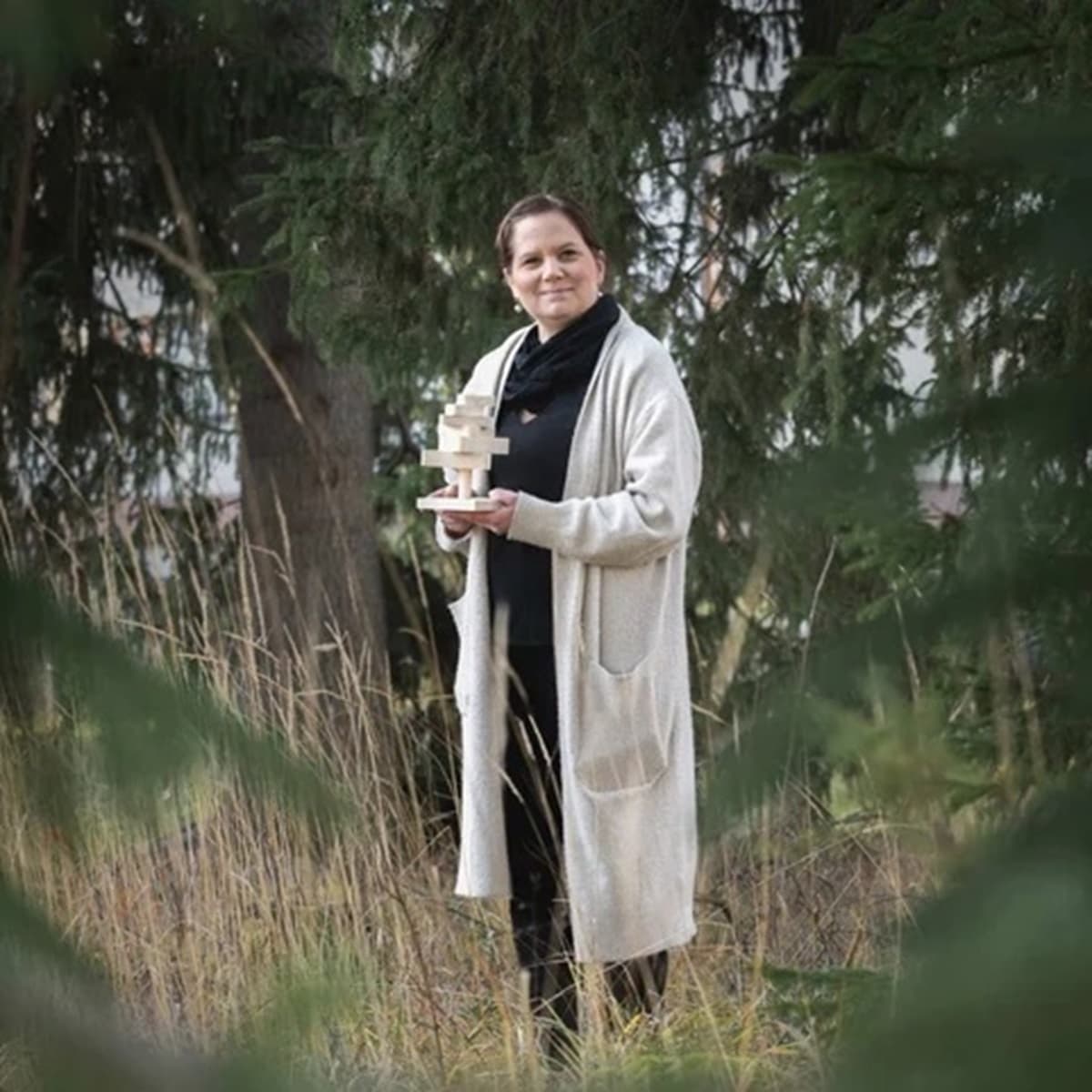 <p data-block-key="w9zza">Veinoan toimitusjohtaja ja perustaja Laura-Paakkari pitelee käsissään esimerkkiä yrityksen upeasta design-tuotteesta.</p>