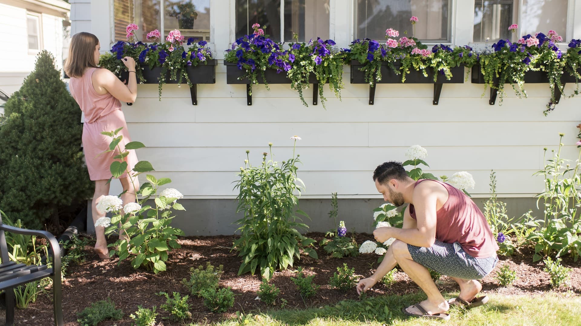 <p data-block-key="ff0pl">Yhdessä puuhastelu kukkien keskellä kasvattaa muutakin kuin satoa – Puutarha.netistä ideat ja ohjeet jaettuihin hetkiin pihalla. (Kuva: Envato)</p>