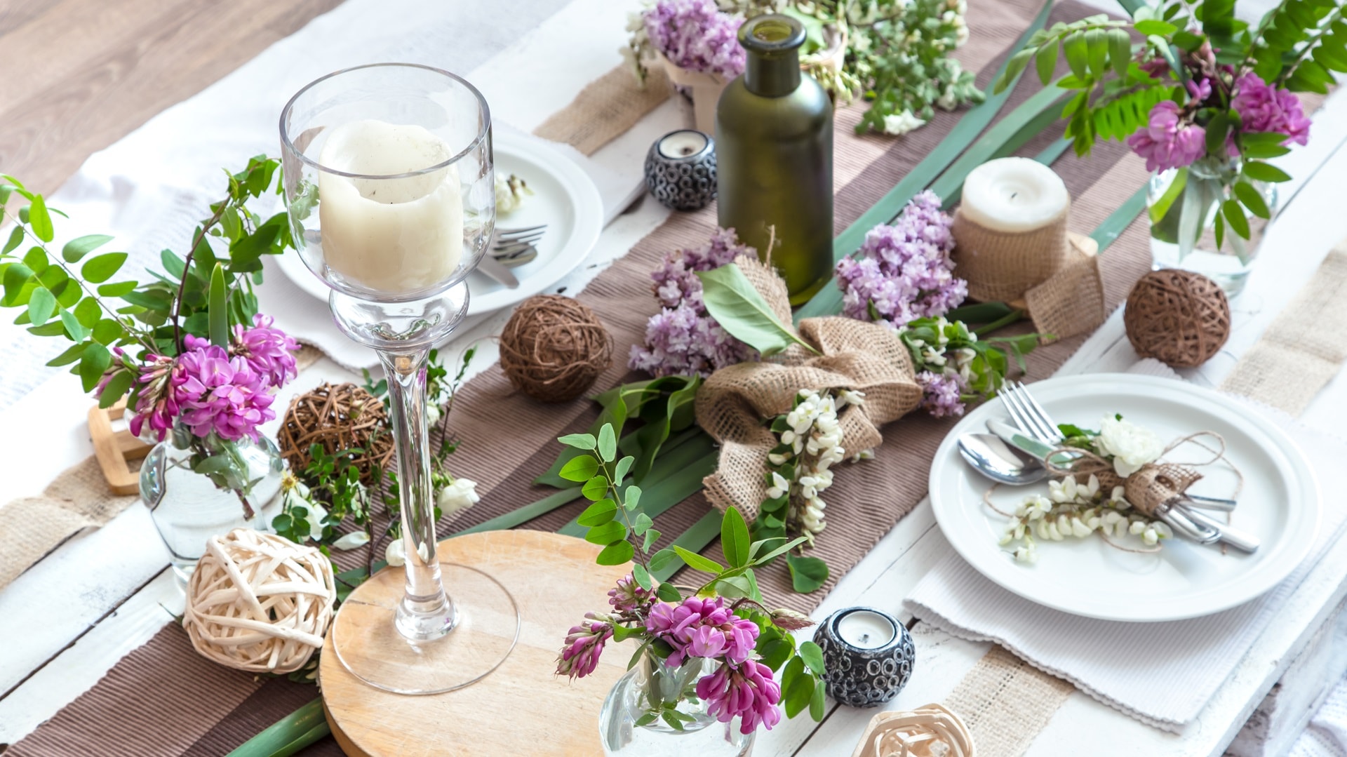 beautifully-elegant-decorated-table-for-holiday