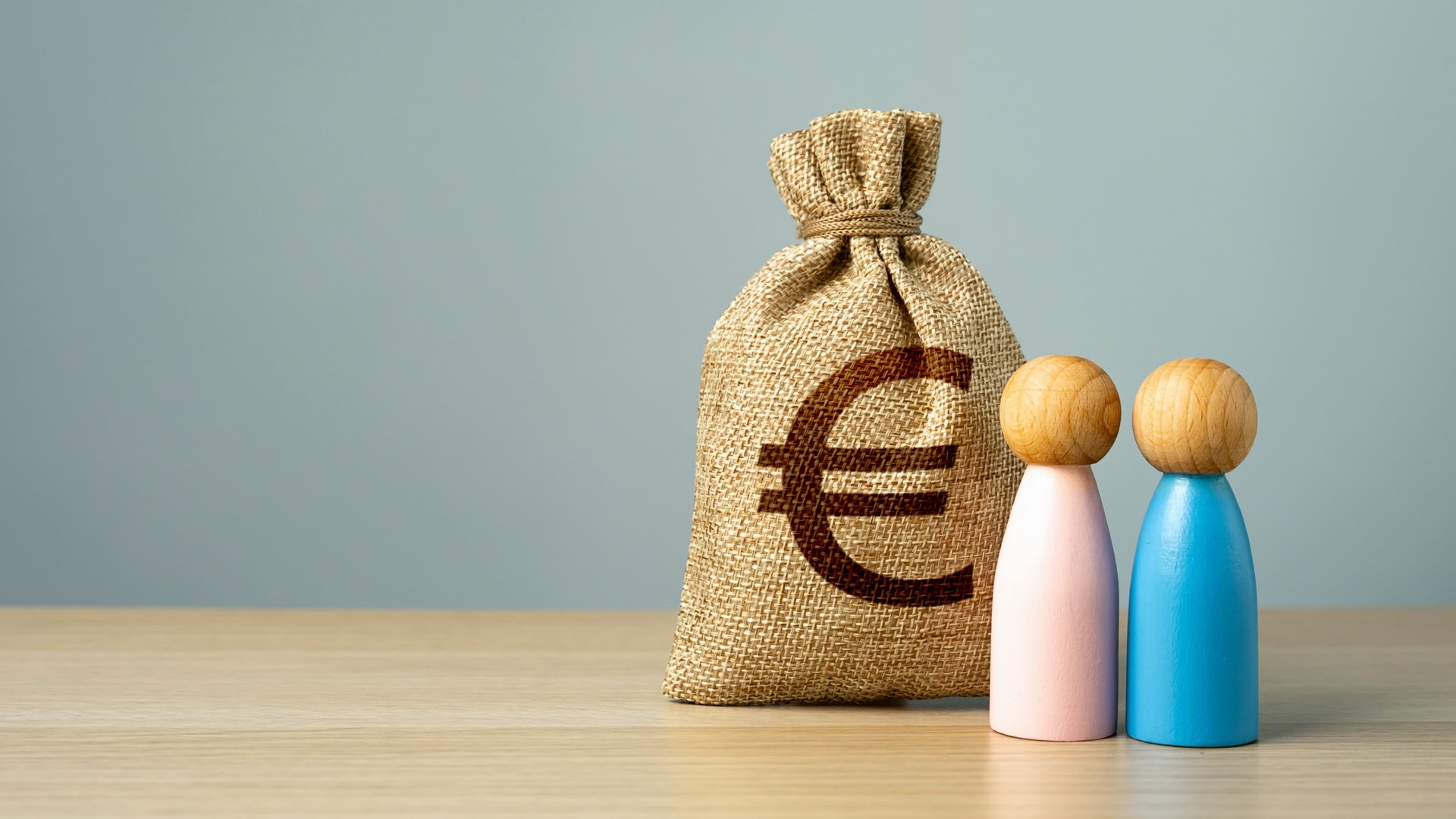 figures-of-a-couple-and-a-euro-money-bag-j