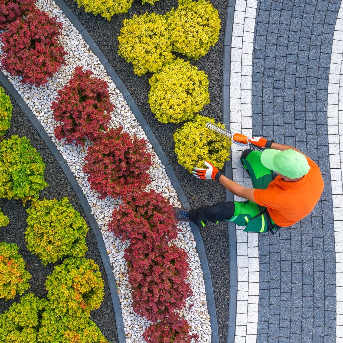 <p data-block-key="9gj7k">Erilaisista materiaaleista yhdistellen voit luoda uniikin kukkapenkin reunuksen, joka erottuu edukseen puutarhassa. (Kuva: Envato)</p>