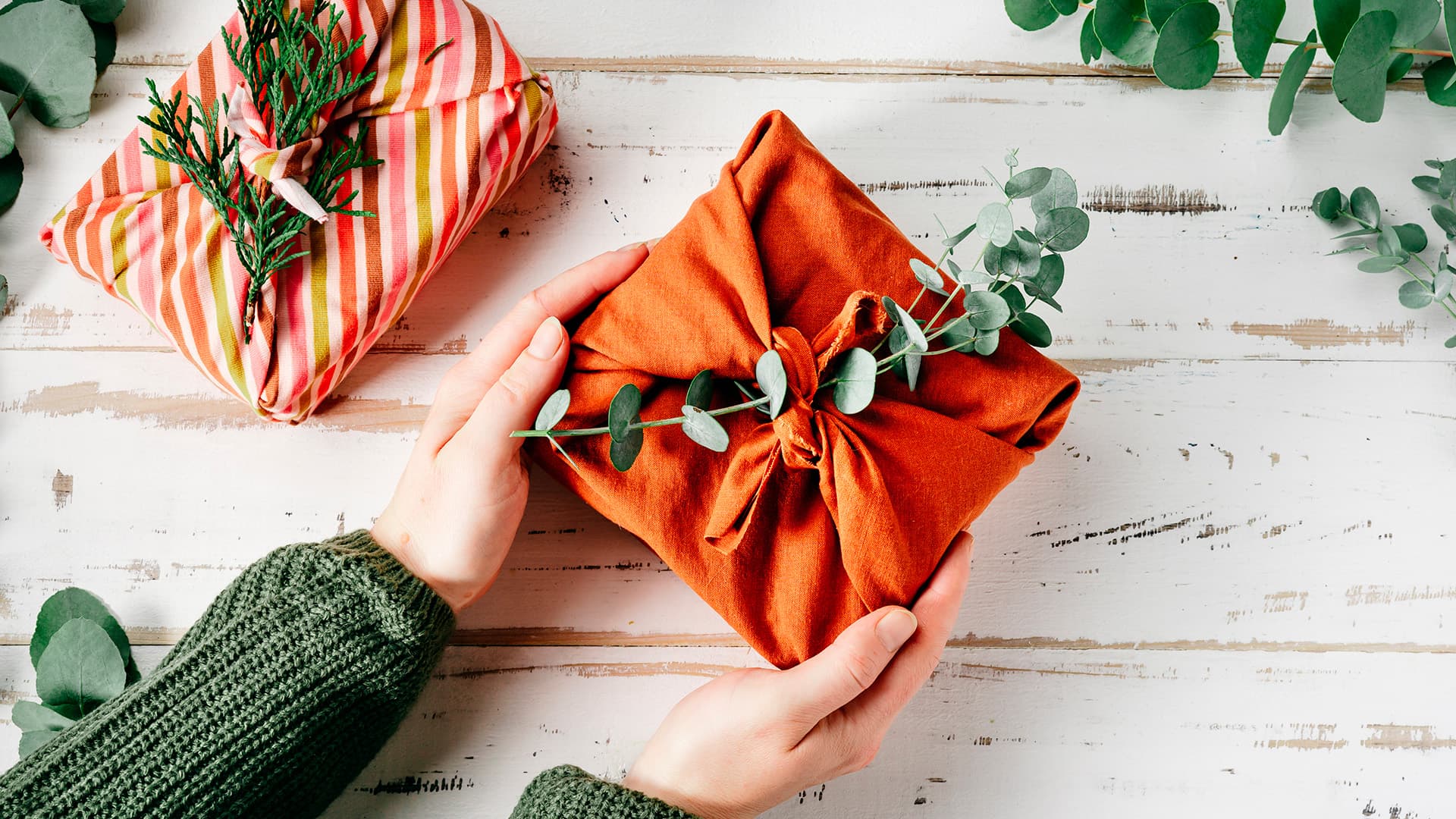 kankaaseen paketoidut joululahjat