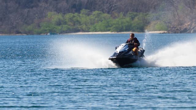 Vesiskootteri vesillä