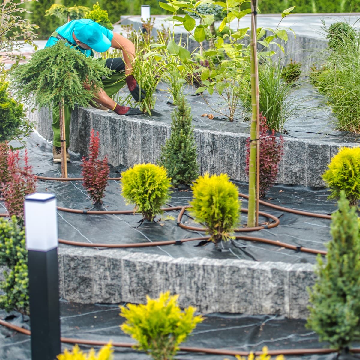 <p data-block-key="9gj7k">Moderni reunus tuo selkeyttä kukkapenkin rajoihin ja sopii erityisesti minimalistiseen puutarhatyyliin. (Kuva: Envato)</p>