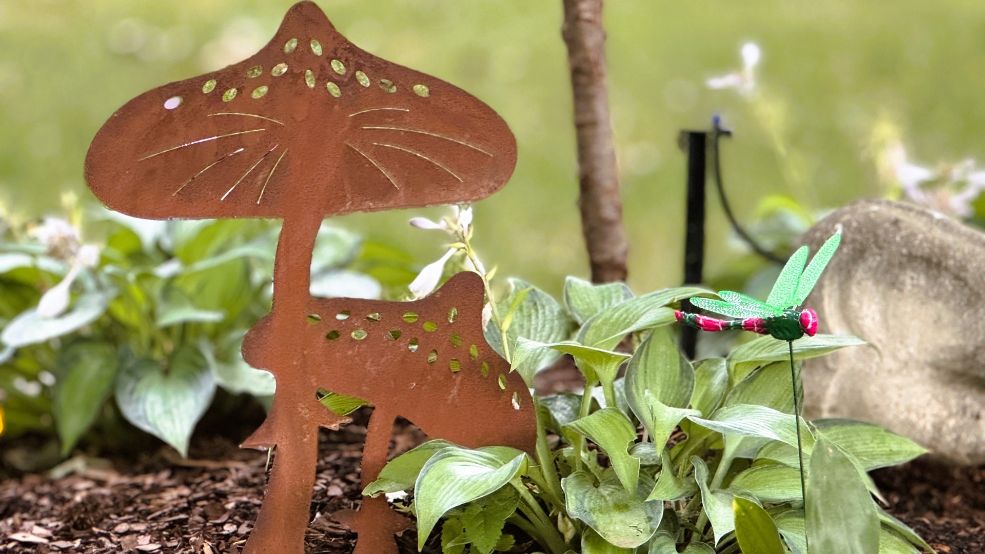 playful-garden-decor-with-a-touch-of-woodland-char