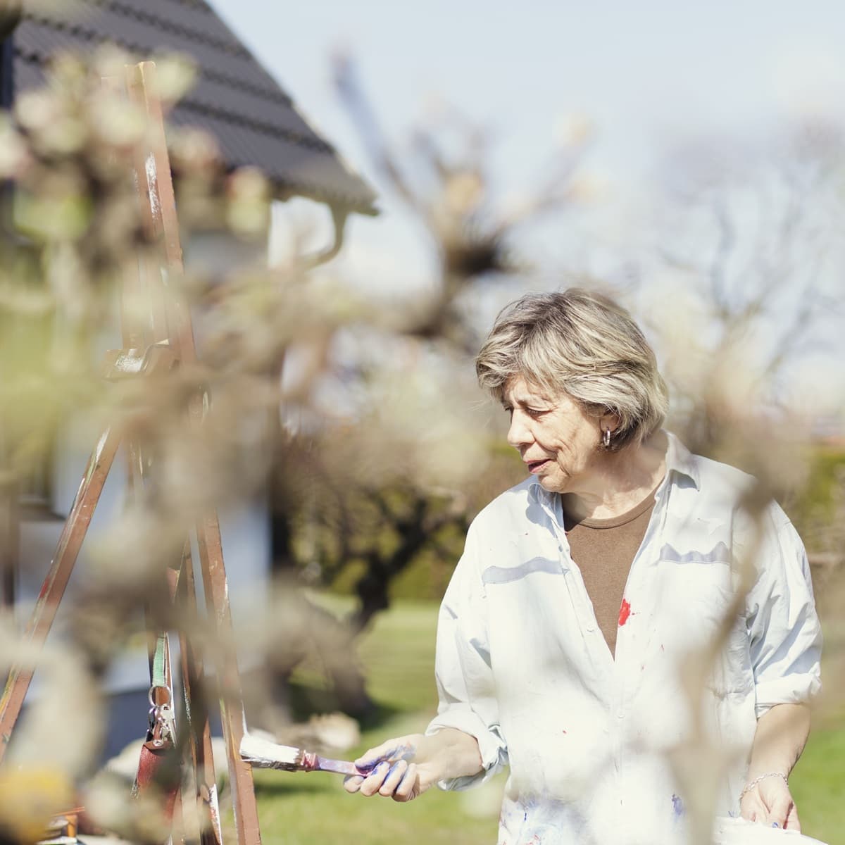 <p data-block-key="5bmzx">Keväällä puutarhassa voi yhdistyä tekeminen ja opettaminen, kun myös lapset pääsevät mukaan istutuksiin ja hoitotöihin. (Kuva: Envato)</p>