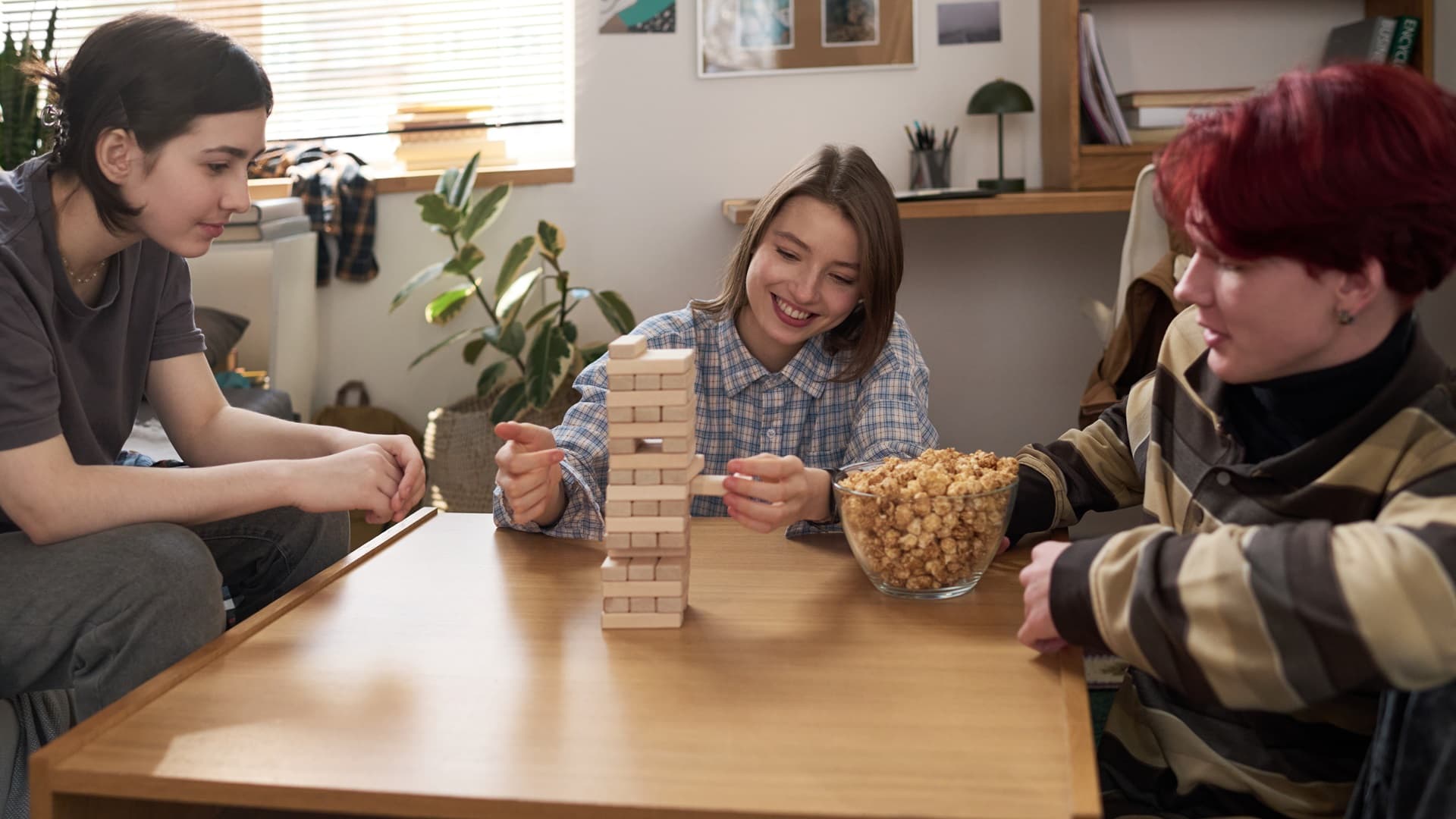 <p data-block-key="5icgb">Aikuisetkin voivat ja saavat heittäytyä leikin vietäväksi. (Kuva: Envato)</p>